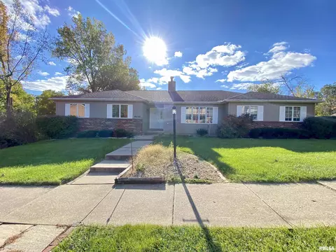 6025 N Teal Wood Cir, Peoria, IL 61615