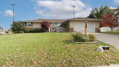 702 Crestview Dr, Metamora, IL 61548