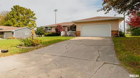 702 Crestview Dr, Metamora, IL 61548 photo 2