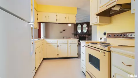 702 Crestview Dr, Metamora, IL 61548 photo 9