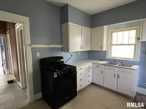 734 N Randolph St, Macomb, IL 61455 photo 5