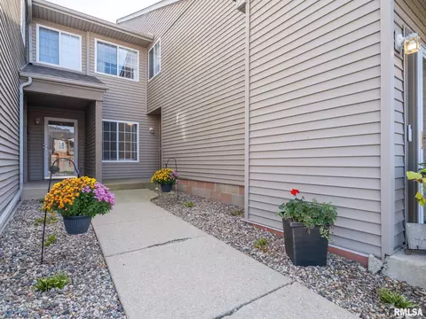 4523 N Thornhill Dr, Peoria, IL 61615