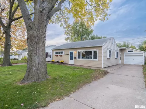 1411 Delray Ave, Pekin, IL 61554