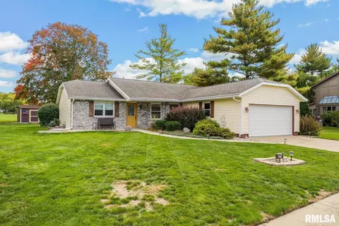 2118 Alameda Dr, Pekin, IL 61554