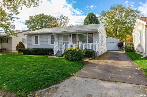 423 Capri St, Pekin, IL 61554