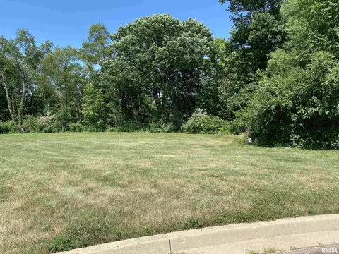 3747 Grandview Ct, Pekin, IL 61554