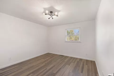 433 W Orchard Dr, Macomb, IL 61455 photo 8