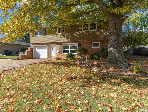 1607 Deppert Dr, Pekin, IL 61554