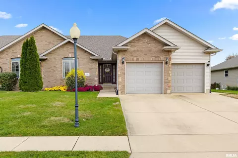 116 Ironwood Dr, Pekin, IL 61554