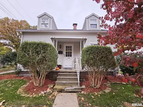 319 18th St, Lincoln, IL 62656