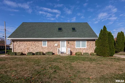 1103 S 18th St, Pekin, IL 61554