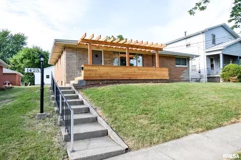 1425 E Seiberling Ave, Peoria Heights, IL 61616