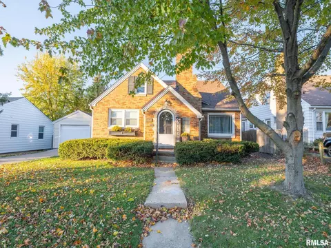 1103 W Ridge Rd, Peoria, IL 61614