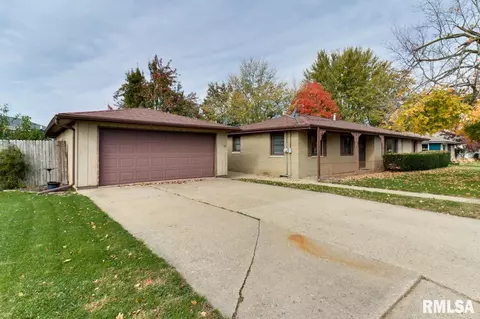 105 Reservoir Rd, Pekin, IL 61554