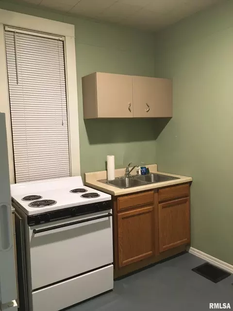 631 N Johnson St, Macomb, IL 61455 photo 7