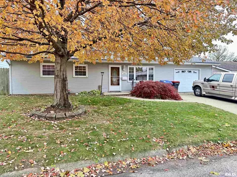 1402 Lincoln St, Pekin, IL 61554