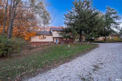 560 Roberts St, Creve Coeur, IL 61610