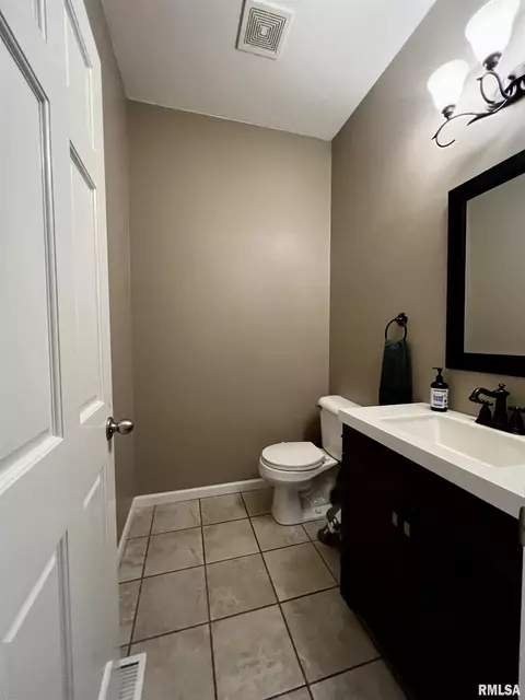 236 Hillview Dr, Macomb, IL 61455 photo 8