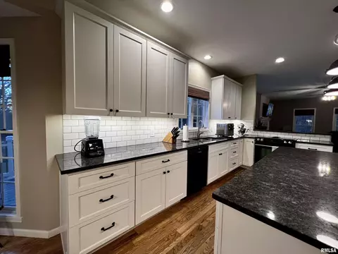 236 Hillview Dr, Macomb, IL 61455 photo 16