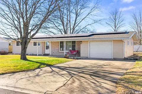 412 Stout Dr, Mackinaw, IL 61755