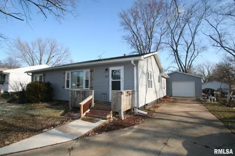 309 Kerlin St, Mackinaw, IL 61755