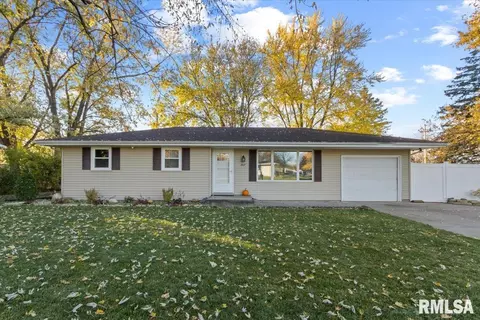 207 James Pkwy, Washington, IL 61571