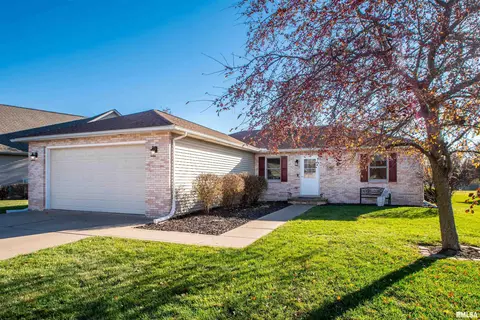 5902 W Charleston Ct, Peoria, IL 61607