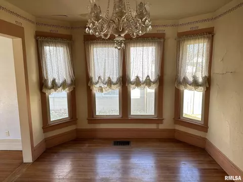 433 S Johnson St, Macomb, IL 61455 photo 9