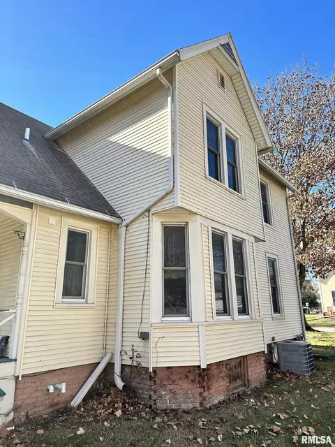 433 S Johnson St, Macomb, IL 61455 photo 4