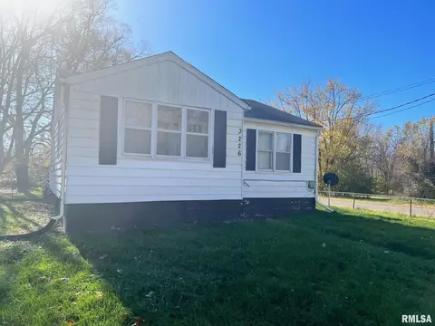 3226 W Augustana St, Peoria, IL 61605