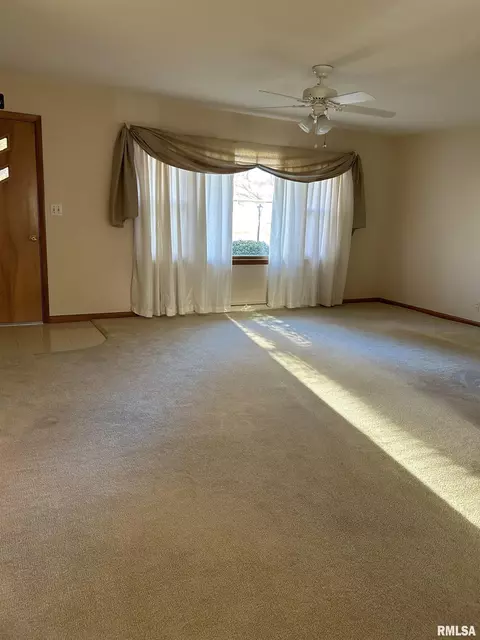 726 S Pearl St, Macomb, IL 61455 photo 4