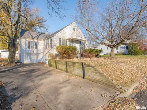 935 E Highland Pl, Peoria Heights, IL 61616