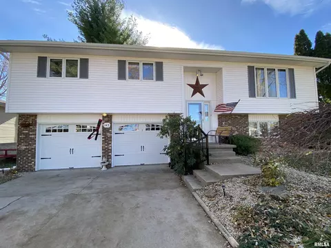 143 James Dr, Macomb, IL 61455