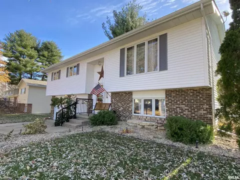 143 James Dr, Macomb, IL 61455 photo 2
