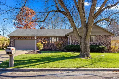 2 Haylake Ct, Pekin, IL 61554