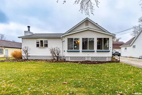 113 Center St, Creve Coeur, IL 61610