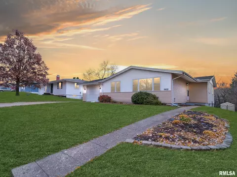5602 N Graceland Dr, Peoria, IL 61614