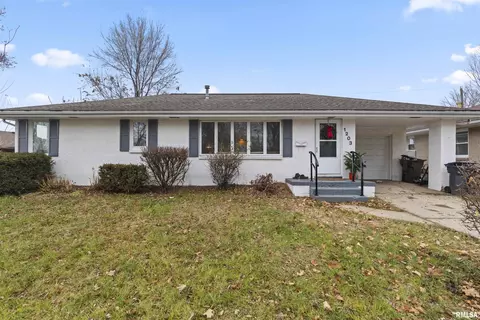 1203 Sheridan Rd, Pekin, IL 61554
