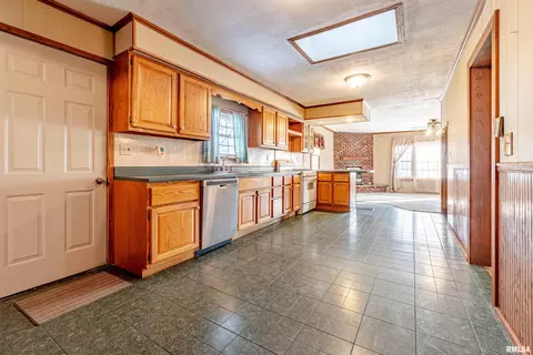 706 E Jackson St, Cuba, IL 61427 photo 8