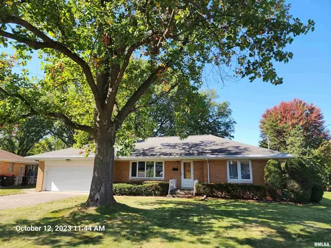 1156 Lakecrest Dr, Peoria, IL 61614
