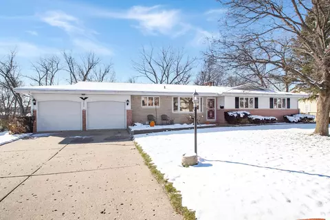 4943 N Mansfield Dr, Peoria, IL 61614