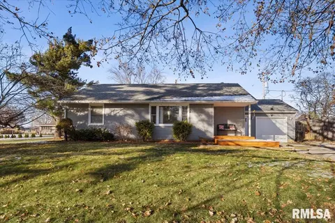 514 W Prairie St, Roanoke, IL 61561