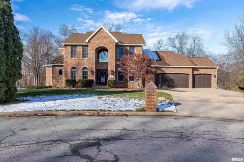 128 Village Dr, Washington, IL 61571