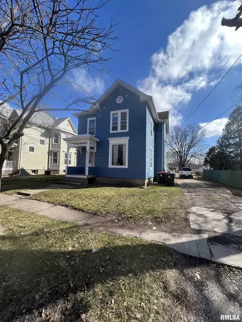 117 S Pine St, Washington, IL 61571