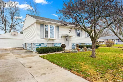 1716 Columbus Dr, Pekin, IL 61554