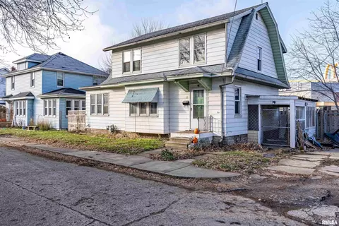3 Kenmore Ct, Pekin, IL 61554