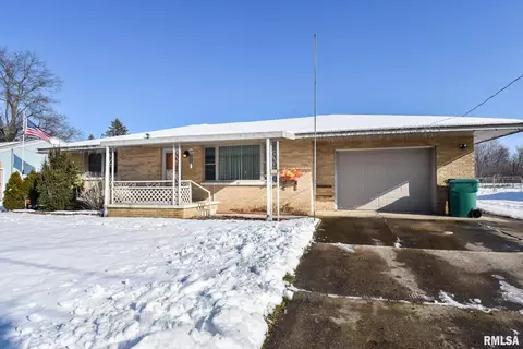 402 Sherwood Park Rd, Washington, IL 61571