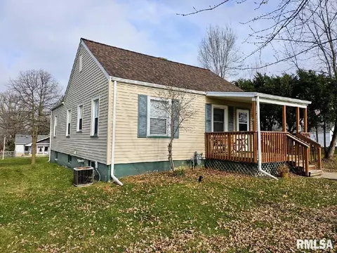529 Roosevelt St, Creve Coeur, IL 61610