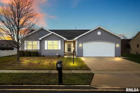704 Simon St, Washington, IL 61571