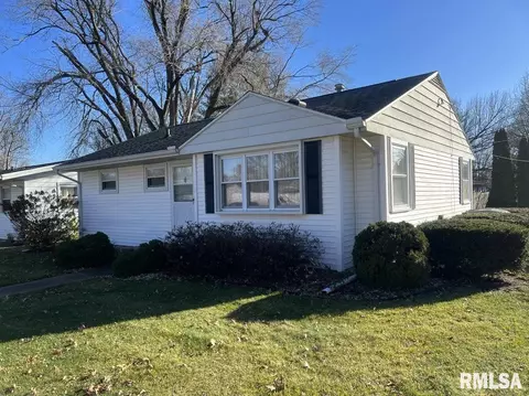 815 Bobby Ave, Macomb, IL 61455 photo 3